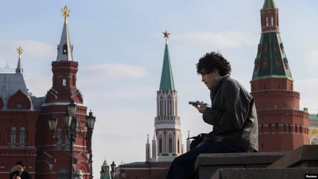 Законопроект предусматривает идентификацию несовершеннолетних в социальных сетях и снижение времени пребывания в интернете до 14 лет, с дополнительными мерами по защите детей от запрещённого контента.